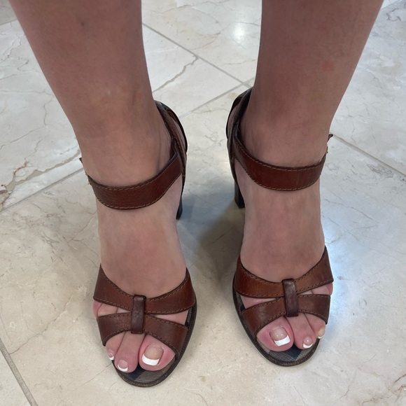 Burberry
Novacheck Platforms
Size: US 8 Regular (M, B) - Picture 4 of 10